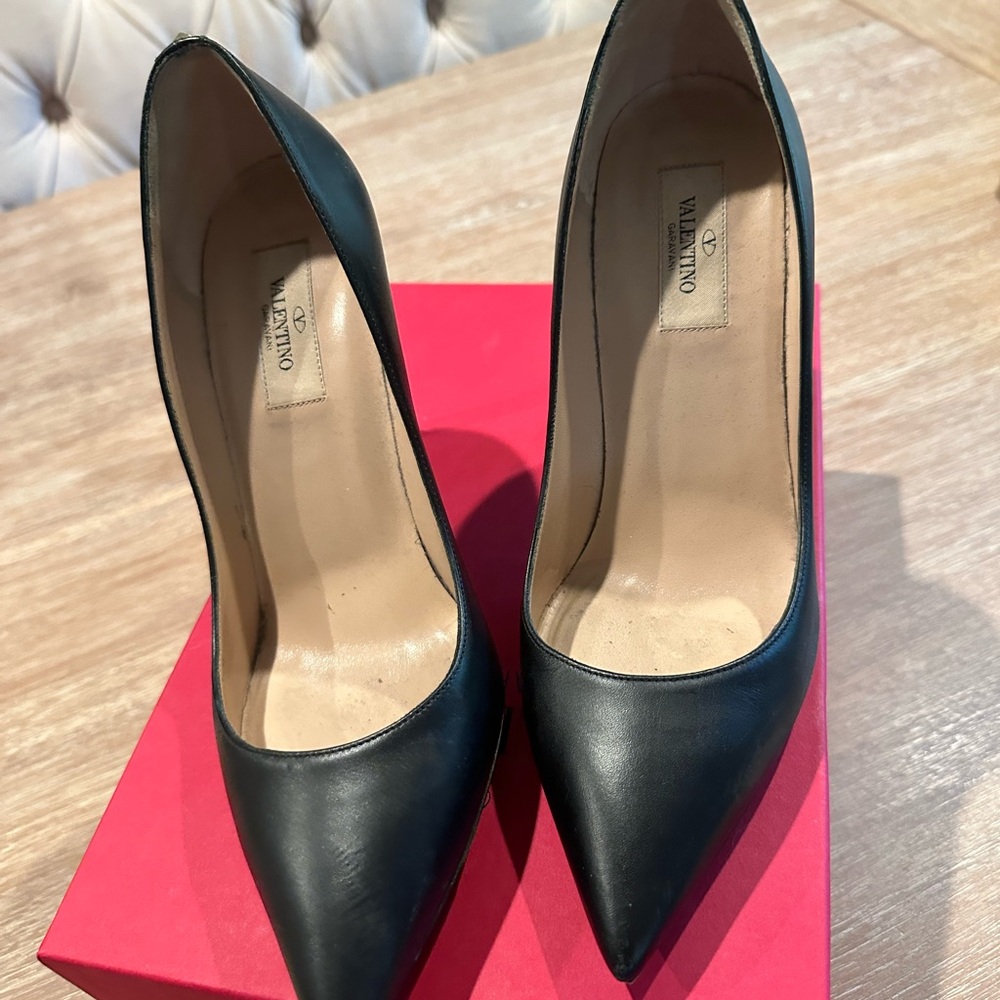 Black heels pumps pointy. Used condition